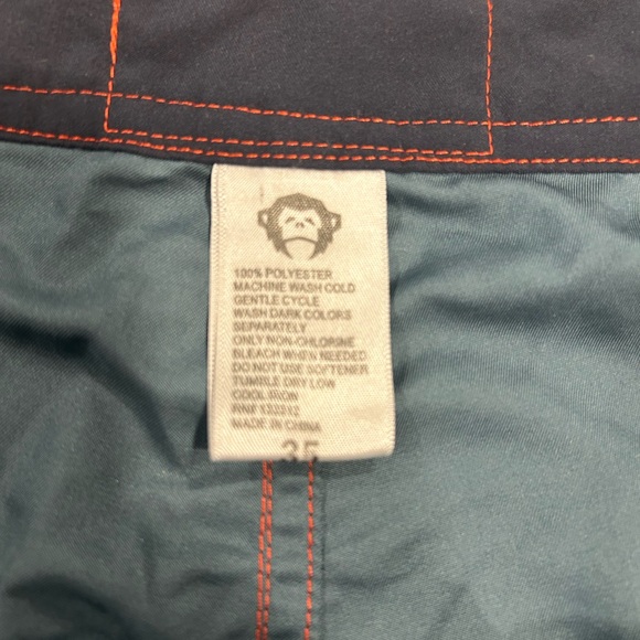 Sz 35, no stains/ substantial wear. - Picture 4 of 8